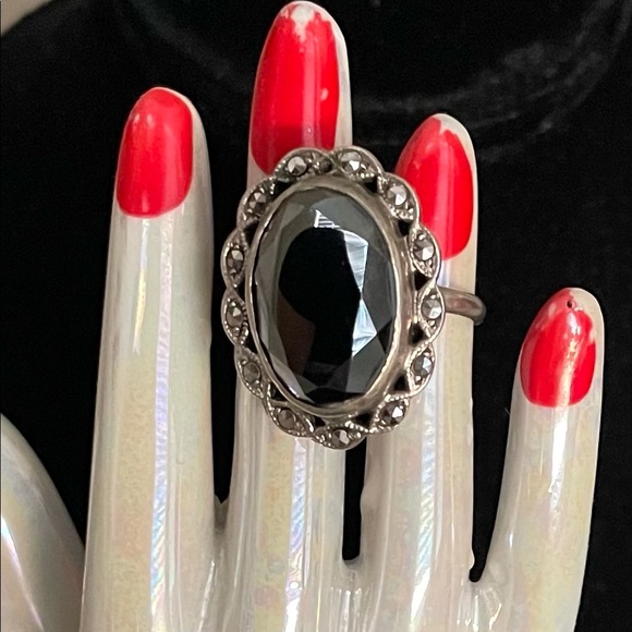 Vintage Art Deco Sterling Silver Hematite Marcasite Ring. - Picture 6 of 10